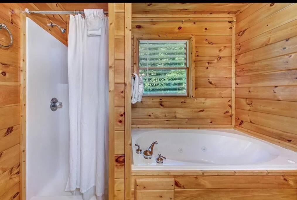 Smokey Mountain Retreat, Hot Tub, Game Room, Sleeps 8! Gatlinburg Esterno foto