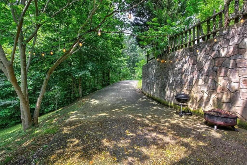 Smokey Mountain Retreat, Hot Tub, Game Room, Sleeps 8! Gatlinburg Esterno foto