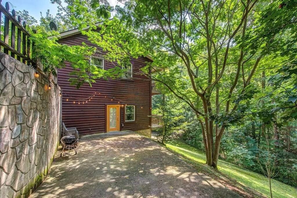 Smokey Mountain Retreat, Hot Tub, Game Room, Sleeps 8! Gatlinburg Esterno foto