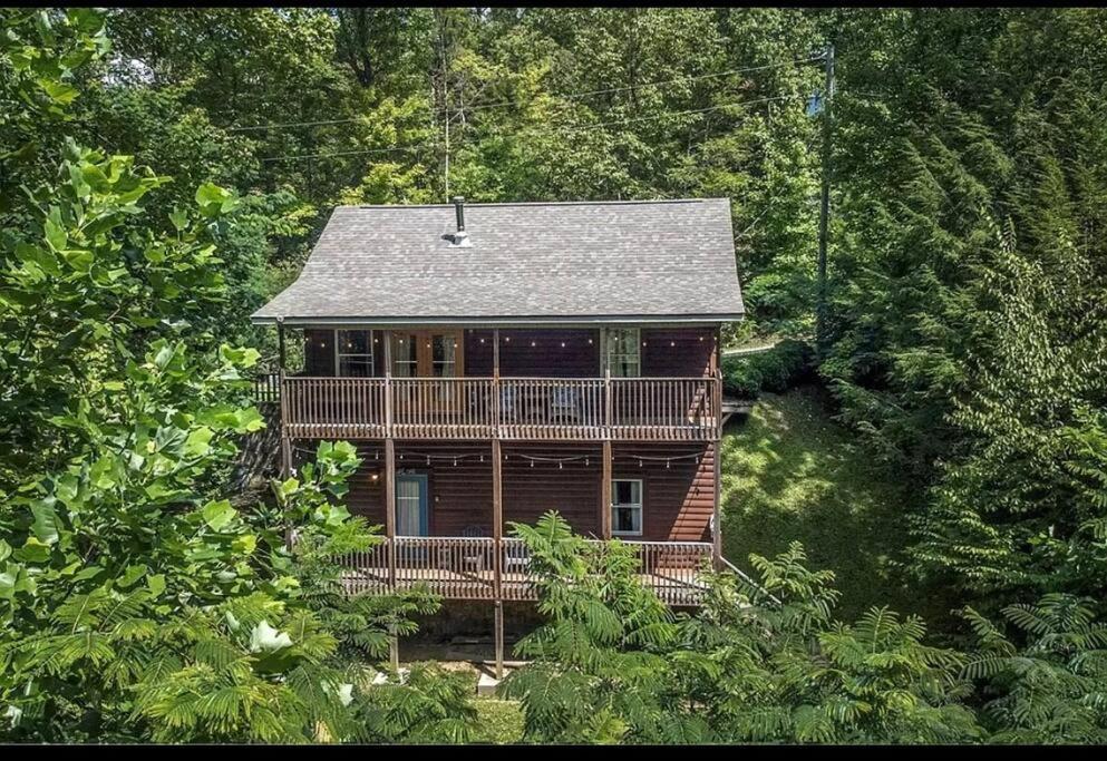 Smokey Mountain Retreat, Hot Tub, Game Room, Sleeps 8! Gatlinburg Esterno foto