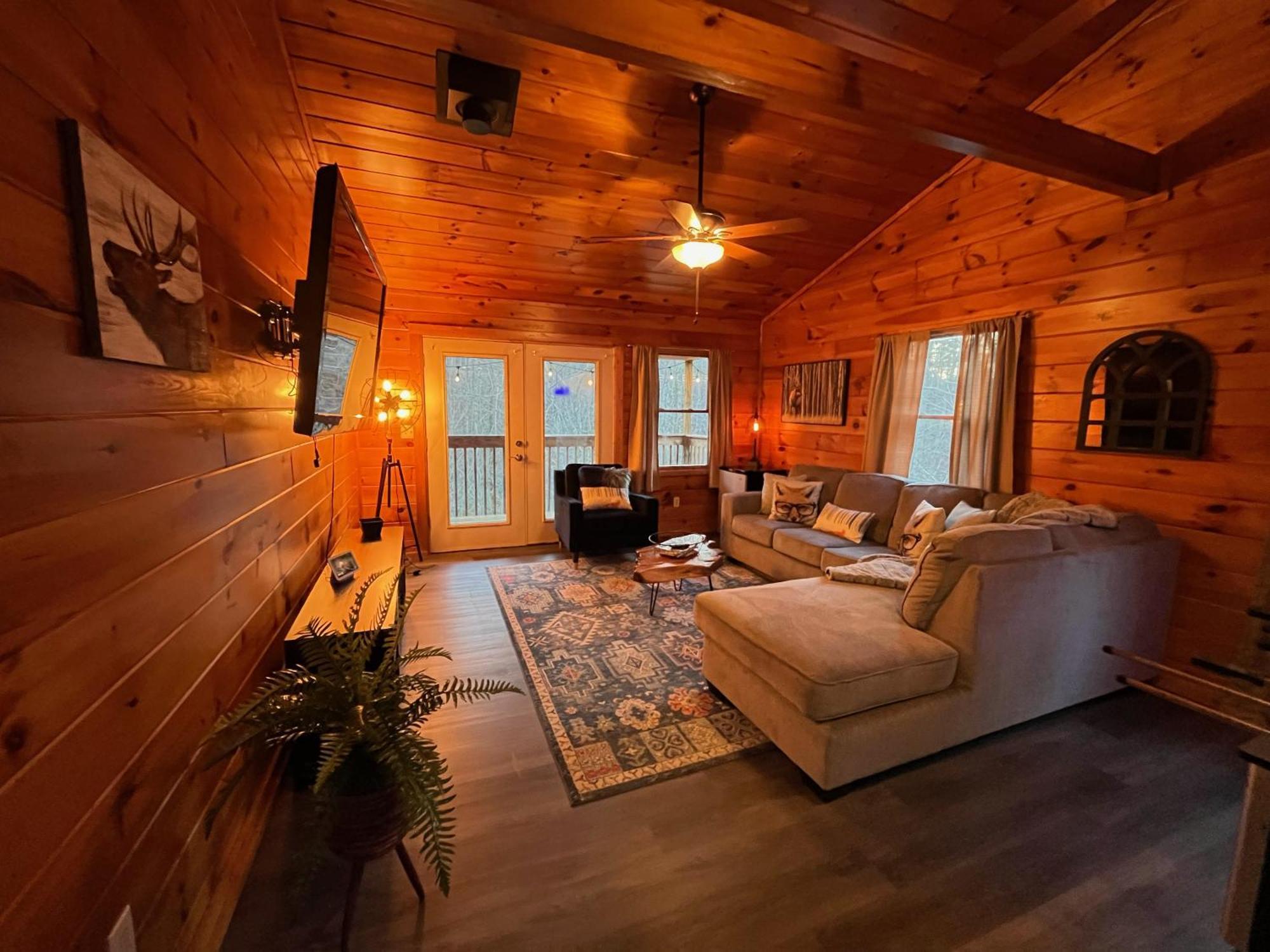 Smokey Mountain Retreat, Hot Tub, Game Room, Sleeps 8! Gatlinburg Esterno foto