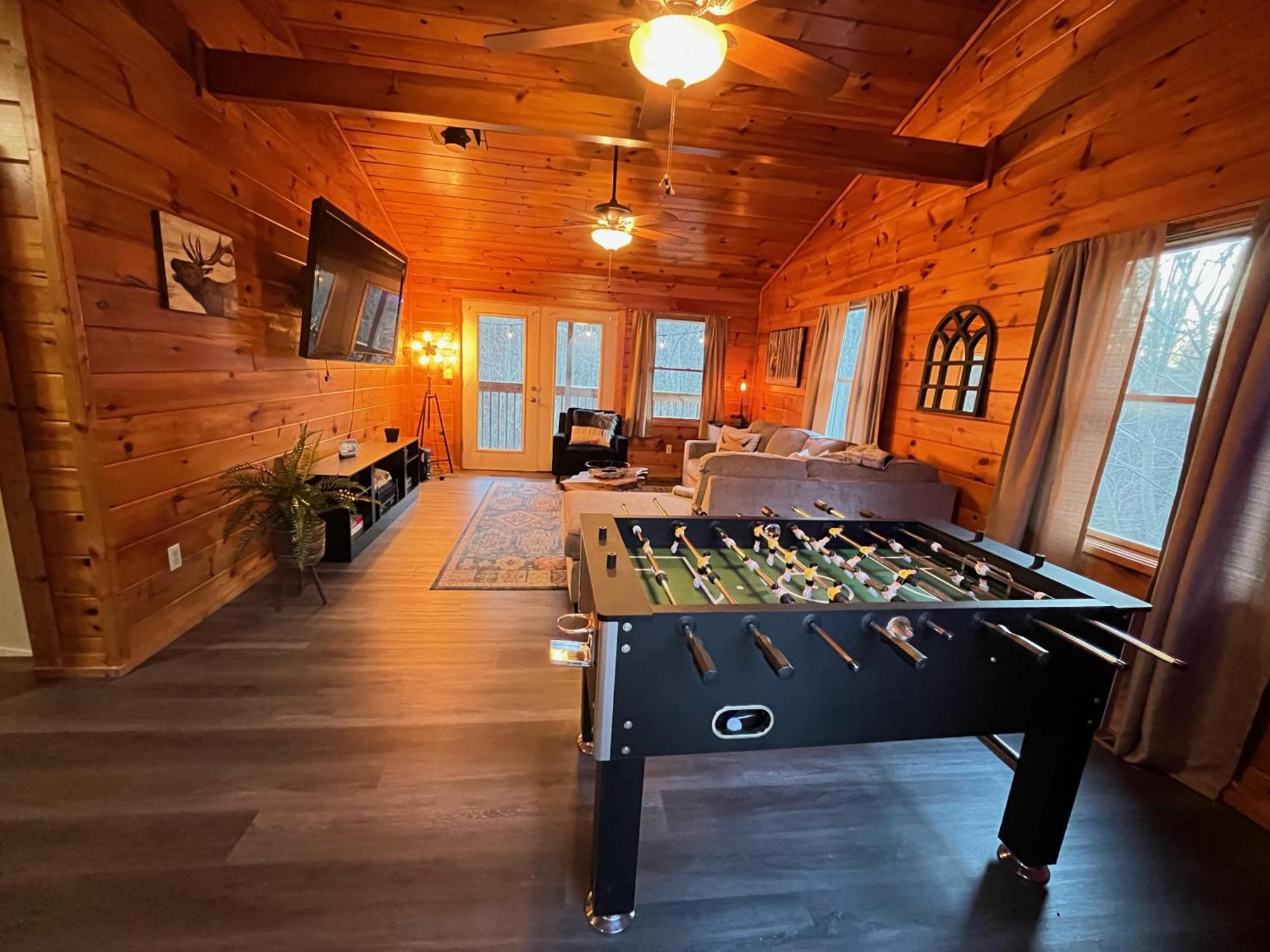 Smokey Mountain Retreat, Hot Tub, Game Room, Sleeps 8! Gatlinburg Esterno foto