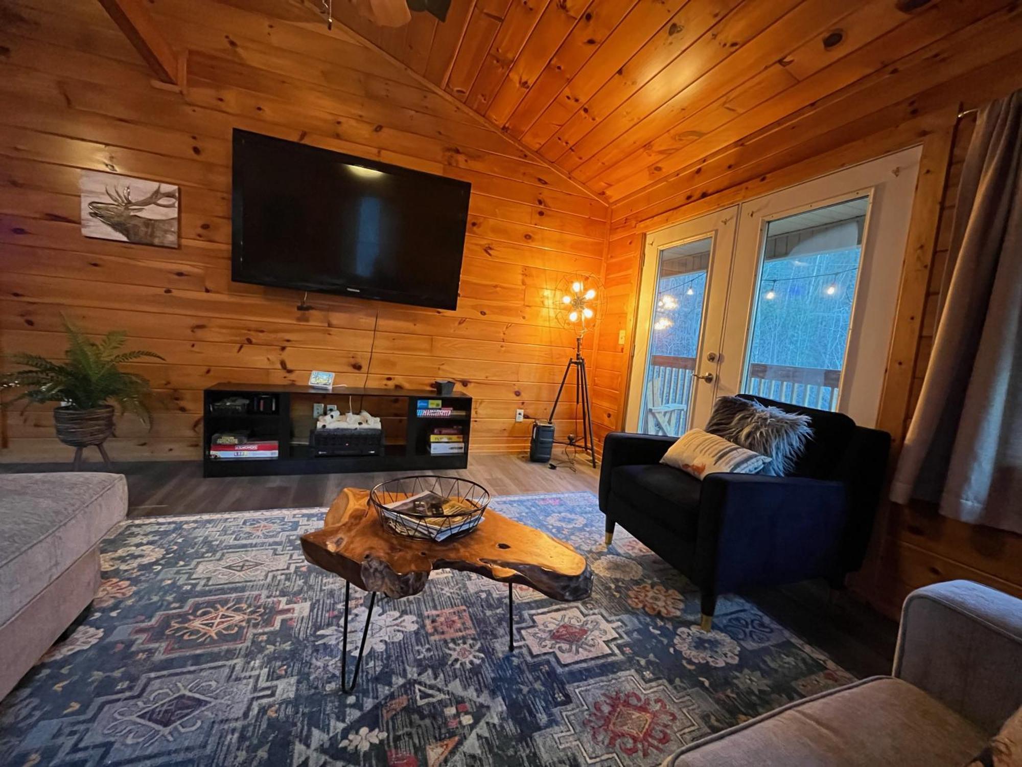 Smokey Mountain Retreat, Hot Tub, Game Room, Sleeps 8! Gatlinburg Esterno foto