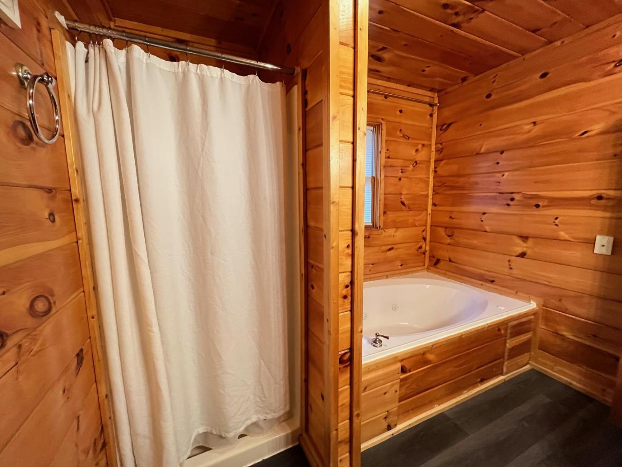 Smokey Mountain Retreat, Hot Tub, Game Room, Sleeps 8! Gatlinburg Esterno foto
