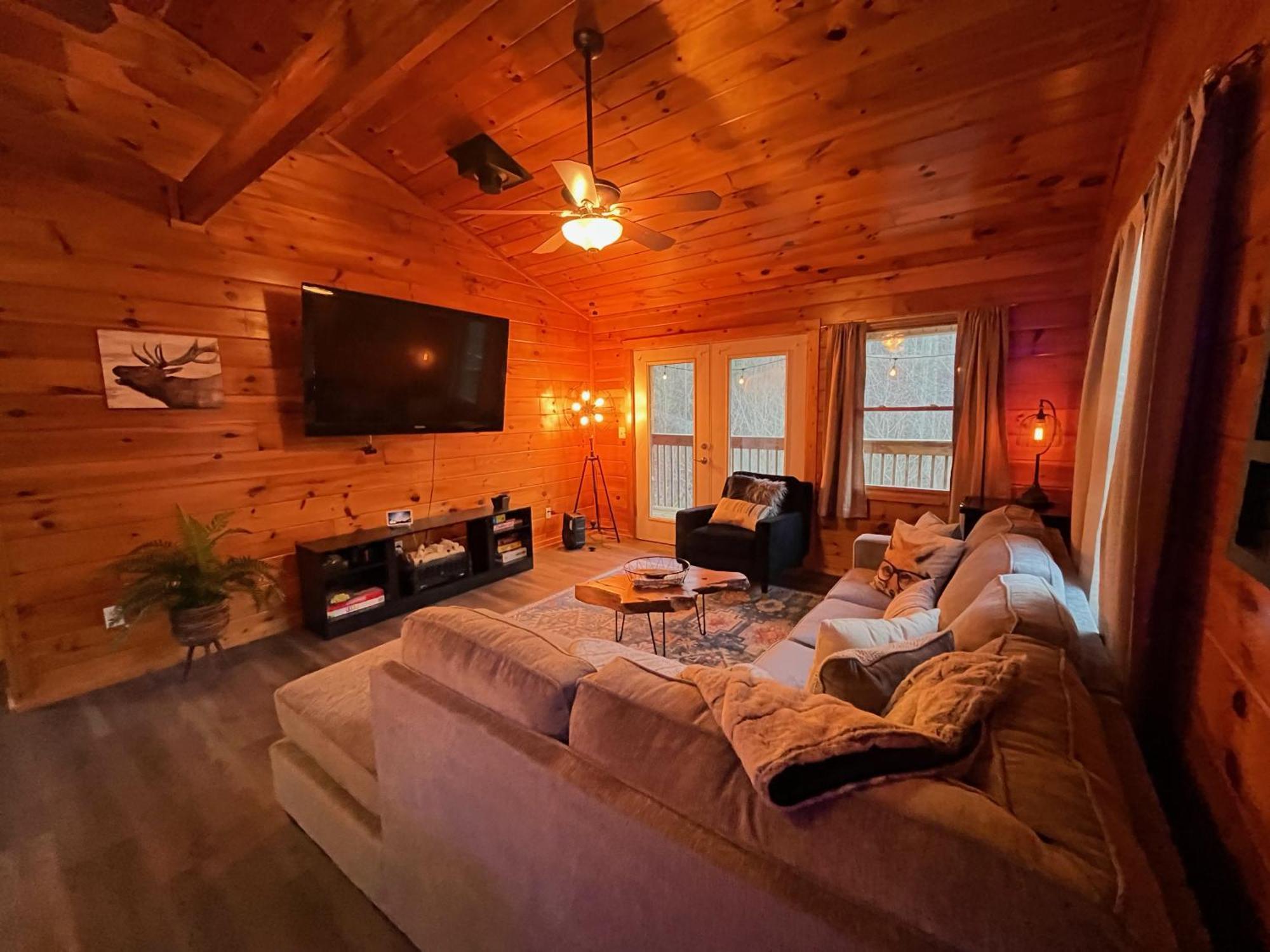 Smokey Mountain Retreat, Hot Tub, Game Room, Sleeps 8! Gatlinburg Esterno foto