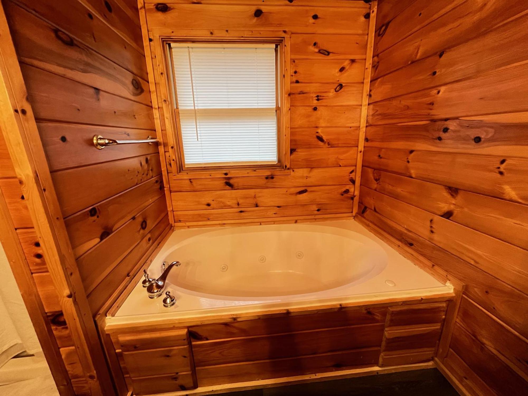 Smokey Mountain Retreat, Hot Tub, Game Room, Sleeps 8! Gatlinburg Esterno foto