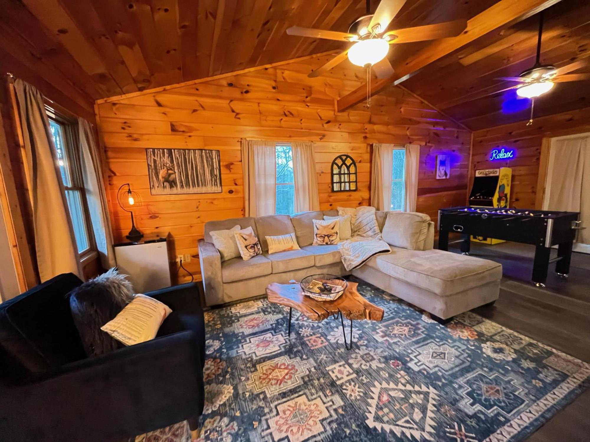 Smokey Mountain Retreat, Hot Tub, Game Room, Sleeps 8! Gatlinburg Esterno foto