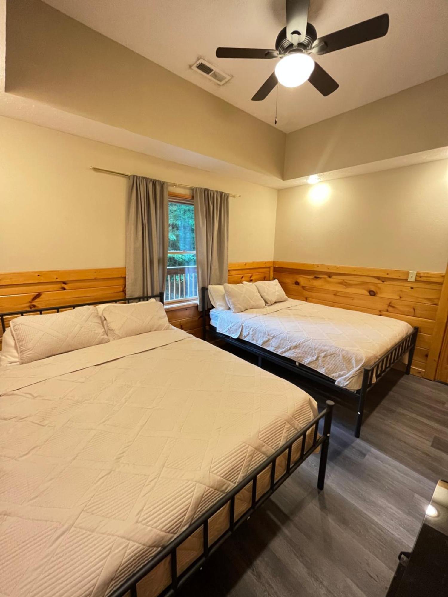 Smokey Mountain Retreat, Hot Tub, Game Room, Sleeps 8! Gatlinburg Esterno foto